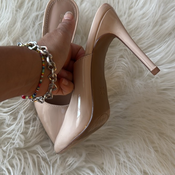 New BCBG Generation Embellished Slide Heels
Nude Pointy Choo Bing Toe 8.5 - Picture 5 of 7